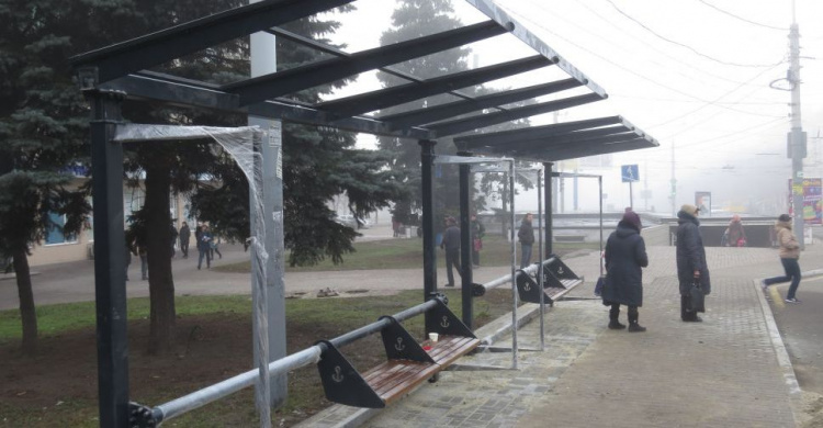 Двойной стеклянный павильон для пассажиров сооружают в сердце Мариуполя (ФОТОФАКТ)