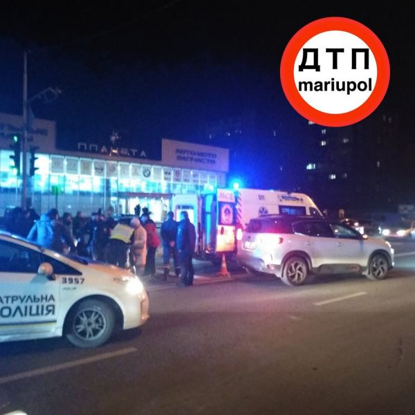 В Мариуполе сбили женщину на «зебре». Она переходила дорогу на «зеленый»