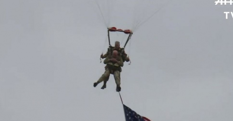 Американец в 97 лет прыгнул с парашютом (ВИДЕО)