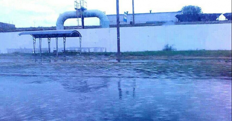 В Мариуполе прорвало трубопровод – трамвайные пути в воде (ФОТО+ВИДЕО)