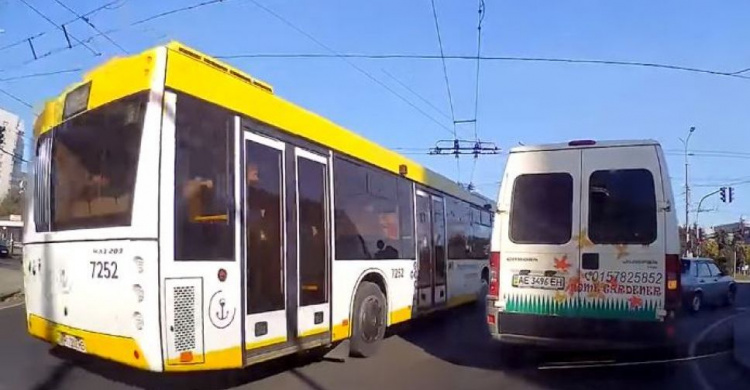 Автолюбитель помог привлечь водителя мариупольского автобуса к ответственности за нарушение