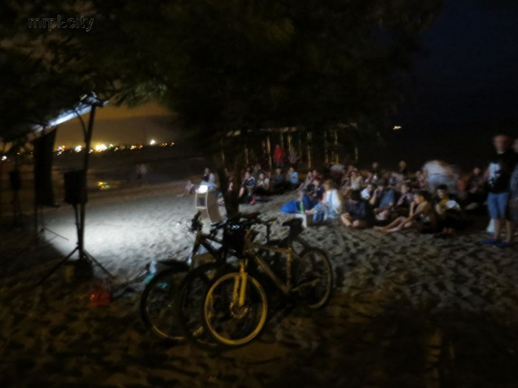 Море, ливень и американское кино. Мариупольцы развлекались в темноте на пляже (ФОТОРЕПОРТАЖ)