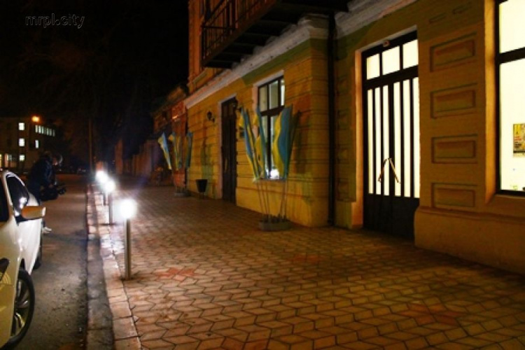 В Мариуполе декоративные светильники разбили и превратили  в пепельницы (ФОТОФАКТ)