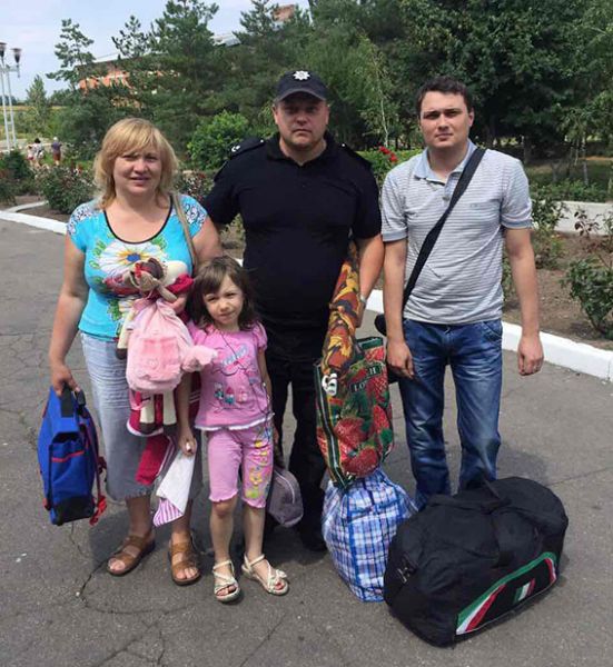 Девочка из Авдеевки, потерявшая маму во время обстрела, пройдет реабилитацию под Мариуполем (ФОТО)