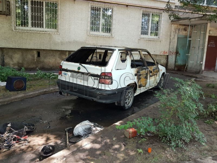 В мариупольском дворе сгорел автомобиль