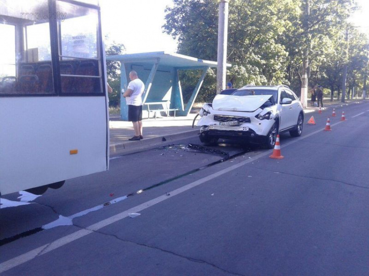 Пассажир маршрутки госпитализирован в Мариуполе после столкновения автобуса с Infiniti (ФОТО)