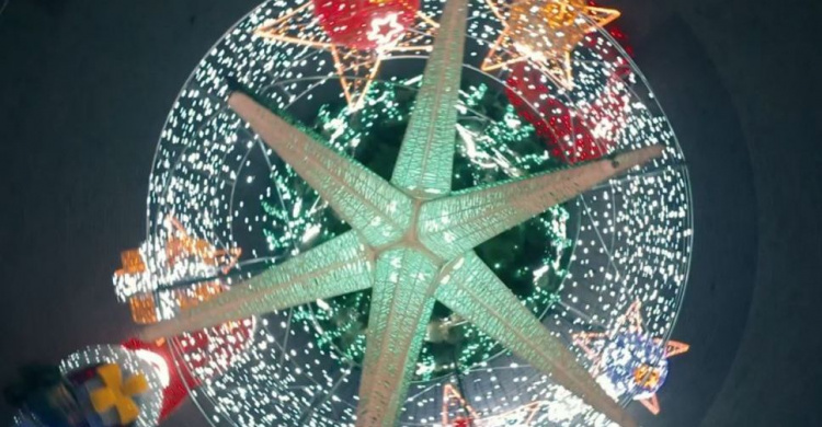Мариупольцам показали новогоднее волшебство в парке «Веселка» с высоты птичьего полета