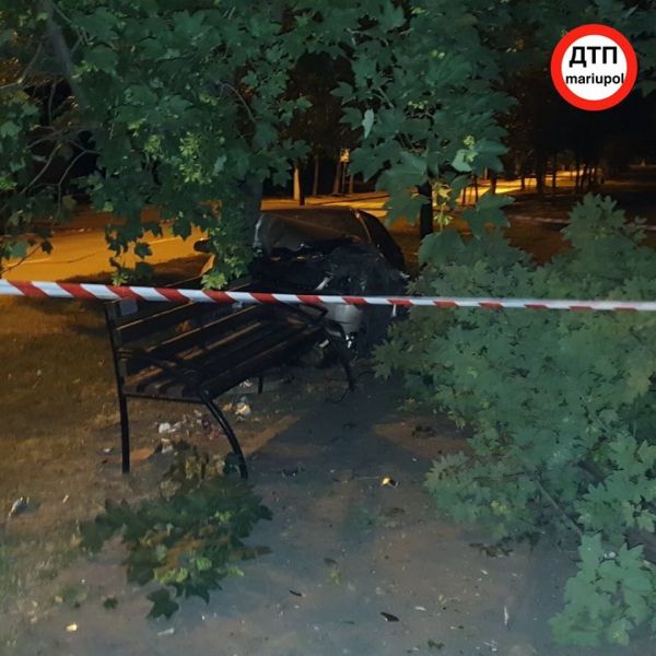 В ночном Мариуполе произошло жесткое ДТП: пострадала девушка (ФОТО)