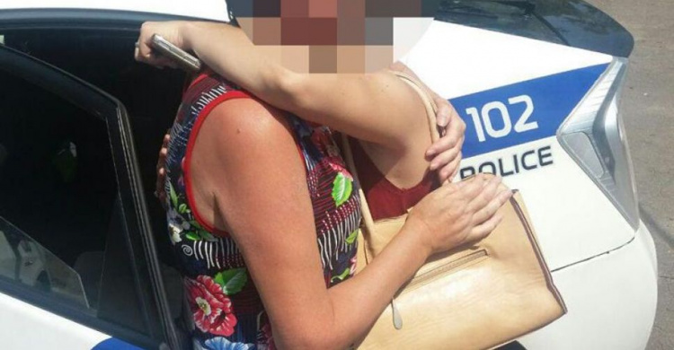 В центре Мариуполя заблудилась женщина - патрульные доставили ее домой
