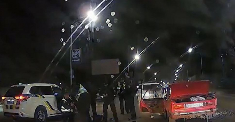 Полицейские двух областей преследовали водителя, устроившего ДТП на Донетчине. Пришлось открыть огонь