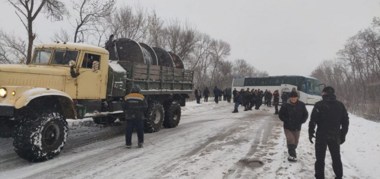 На КПВВ в Донбассе автобус с отвалившимся колесом перегородил дорогу (ФОТО)