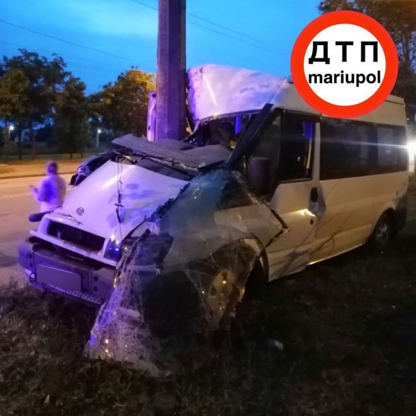 В Мариуполе после столкновения с электроопорой водителя забрала «скорая»
