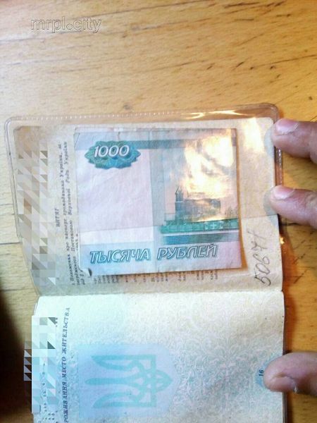 На КПВВ «Новотроицкое» предлагают пограничникам взятки в рублях (ФОТО)