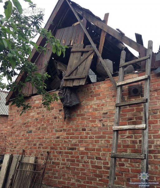 Появились фото последствий миномётного обстрела домов на Донетчине (ФОТО)