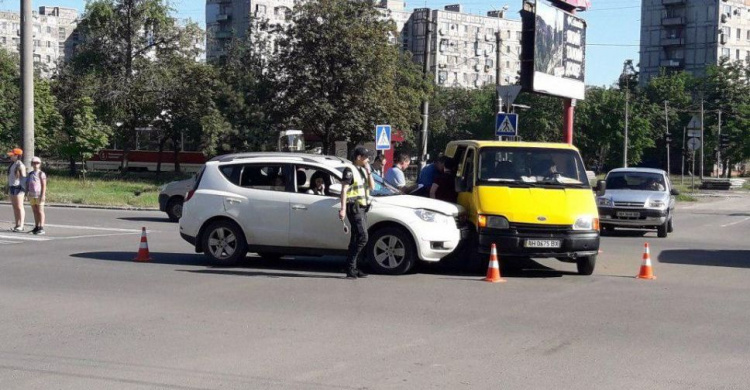 В Мариуполе иномарка «влетела» в микроавтобус: есть пострадавший (ФОТО)