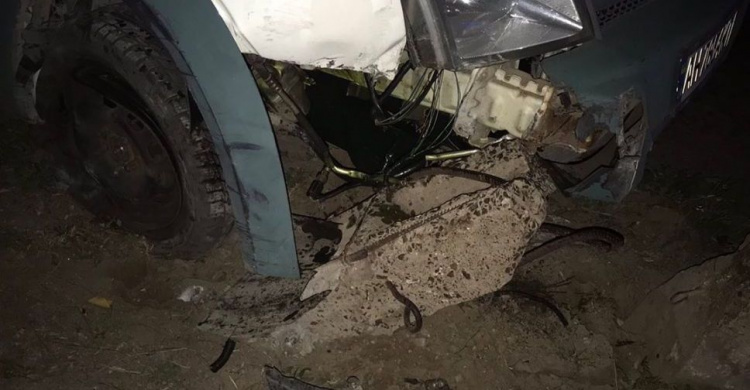В Мариуполе водитель «Ford» снес бетонное ограждение