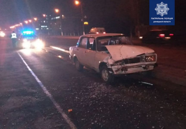 Разбитая машина и пивные банки в салоне: в Мариуполе водитель сбежал с места ДТП