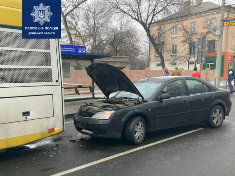 На въезде в Мариуполь столкнулись четыре автомобиля, еще один врезался в автобус в черте города (ДОПОЛНЕНО)