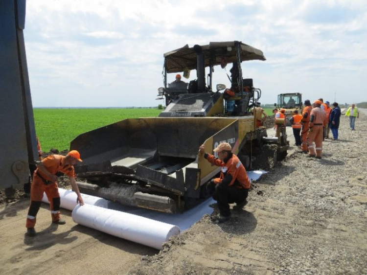 В Донецкой области первыми в Украине опробовали новую технологию ремонта дорог (ФОТО)