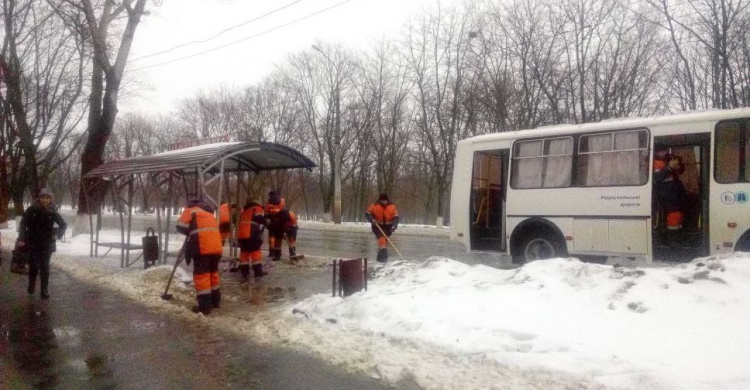 Мариупольские коммунальщики чистят от слякоти тротуары и готовятся к гололеду (ФОТО)