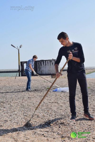 Как мариупольская молодежь убирала пляж от мусора (ФОТОФАКТ)