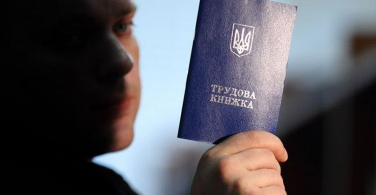 В Украине отказываются от бумажных трудовых книжек в пользу электронных: подписан закон