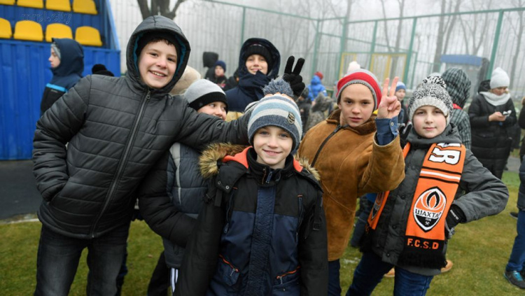 «Шахтер» поздравил детей-переселенцев из Донбасса с новогодними праздниками (ФОТО)