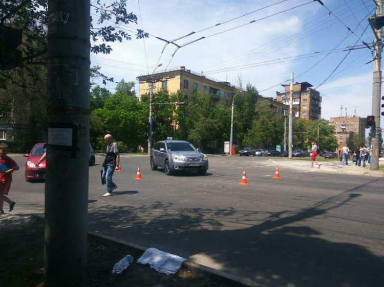 В центре Мариуполя на переходе автомобиль сбил девушку (ФОТО)