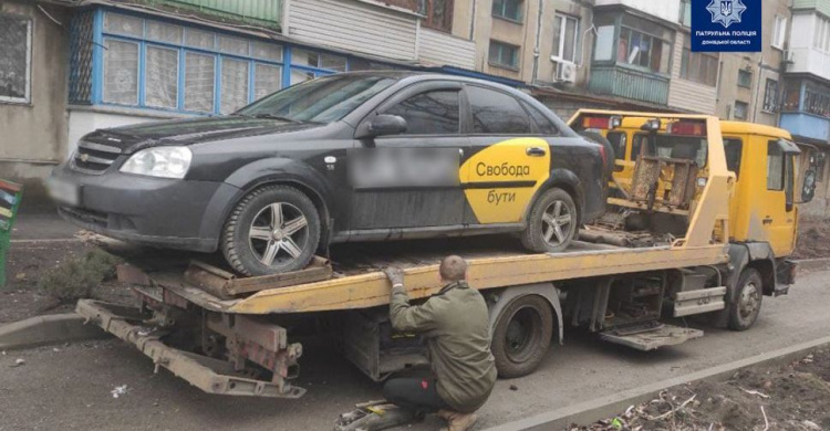 В Мариуполе эвакуировали автомобиль, заблокировавший дорогу