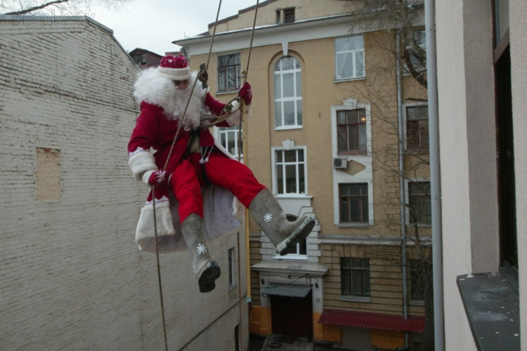 Мариупольцев приглашают прожить один день вместе с Дедом Морозом (ФОТО)