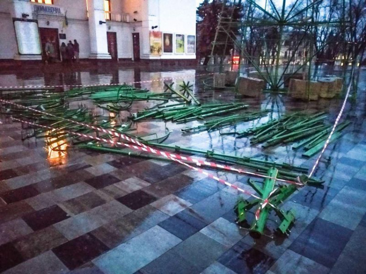 В Мариуполе под дождем устанавливают елку (ФОТОФАКТ)