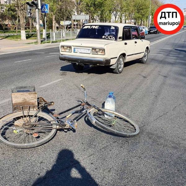 В Мариуполе велосипедист «влетел» в легковой автомобиль (ФОТО)