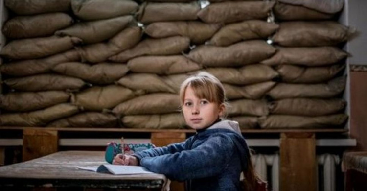 Как успокоить ребенка во время обстрела: советы украинского психолога