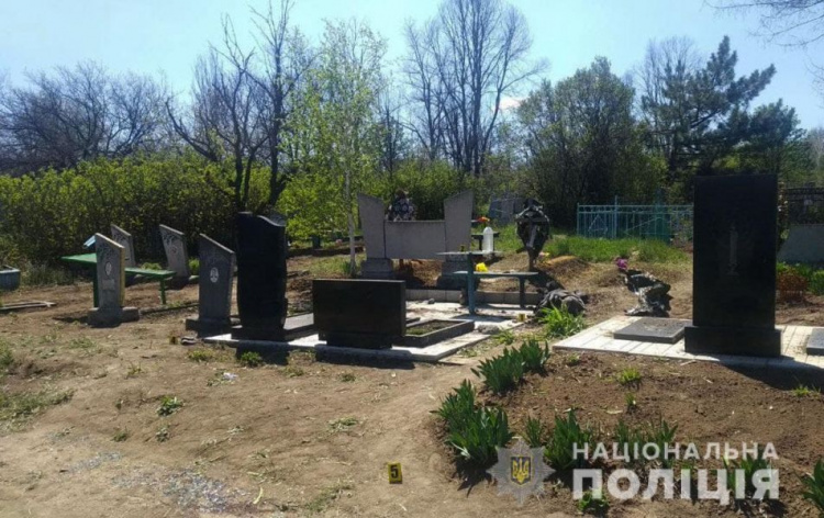 Смерть на кладбище: на Донетчине мужчина подорвался во время уборки могилы