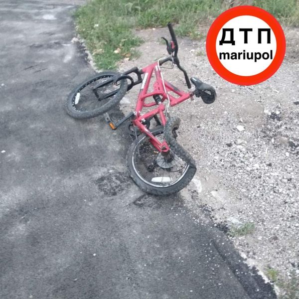 Автомобиль сбил ребенка на велосипеде и врезался в ларек в Мариуполе