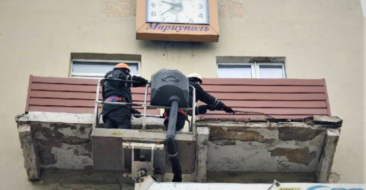 В центре Мариуполя демонтировали аварийные фрагменты балкона