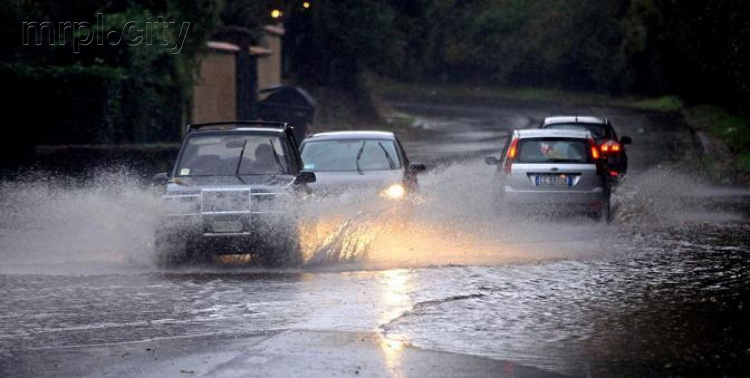 Из-за сильного дождя в центре Мариуполя временно возник транспортный коллапс