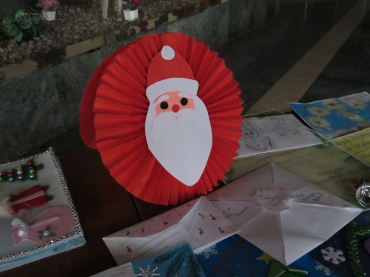 Мариупольские дети получили подарки от Святого Николая за добрые экодела (ФОТО)