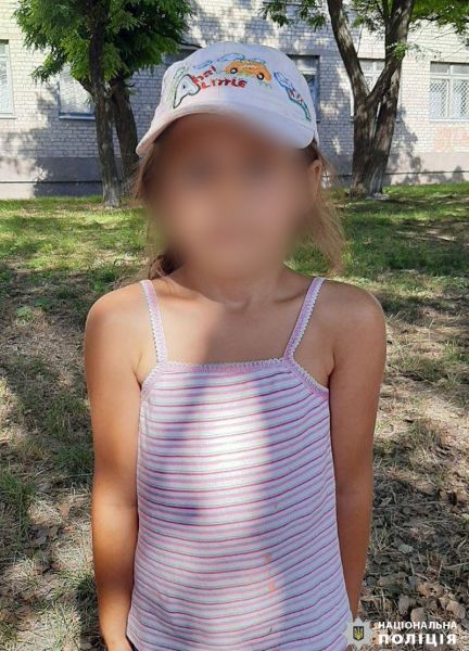 Забыла дорогу домой: в Мариуполе 7-летняя девочка гуляла у проезжей части