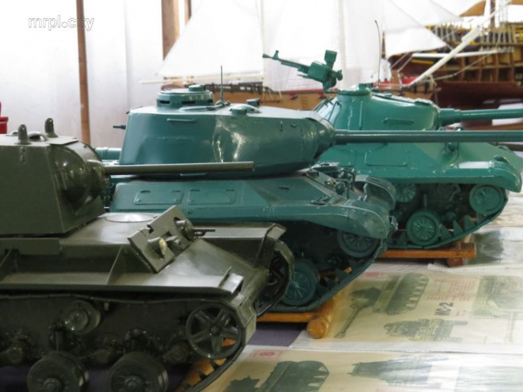 В Мариуполе увидели карликовую английскую диверсионную подлодку X-Craft и танки Ленина (ФОТОФАКТ)