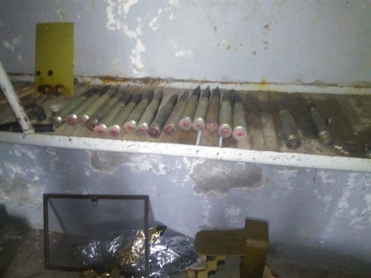 В селе под Мариуполем в заброшенном доме обнаружен склад боеприпасов (ФОТО)