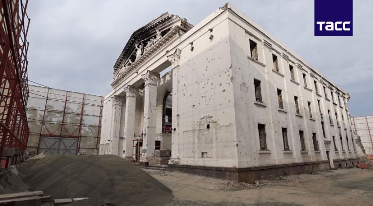 Окупанти відновлюють драмтеатр у Маріуполі - на місці трагедії будуть проводити вистави