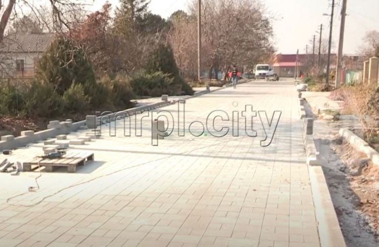 Дороги Мариупольского района ремонтируют с использованием металлургического шлака