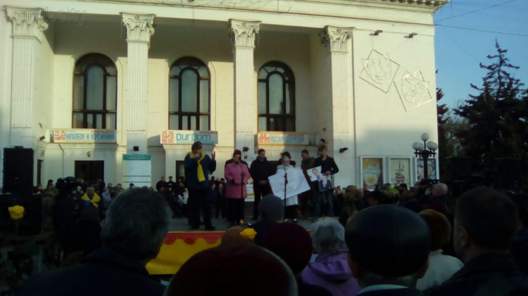 В центре Мариуполя сошлись сторонники и противники торговой блокады Донбасса: Не обошлось без провокаций (ФОТО)