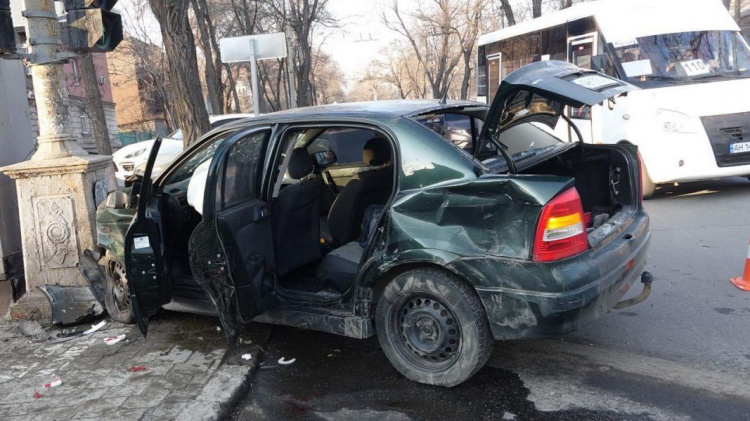 В центре Мариуполя автомобиль «влетел» в столб: есть пострадавшие (ФОТО)