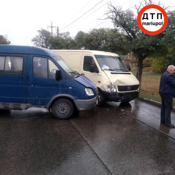 В Мариуполе два микроавтобуса попали в аварию