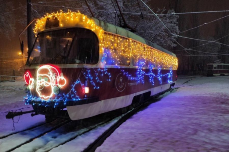 Водяной тигр, Дед Мороз на оленях и Рождественский вертеп: как украсили общественный транспорт Мариуполя?