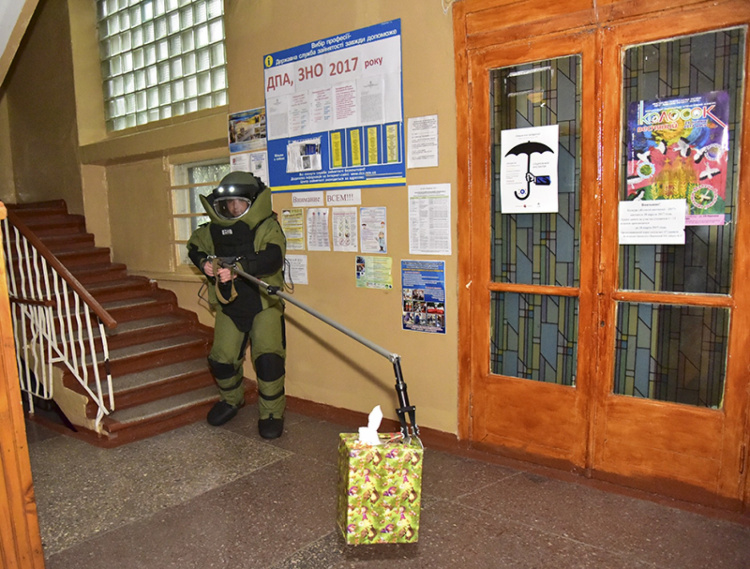 Мариупольские полицейские возле школы ликвидировали «взрывчатку» (ФОТО+ВИДЕО)