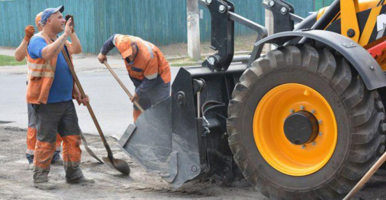 Асфальту быть: в Мариуполе начали ликвидацию ремонтных разрытий (ФОТО)