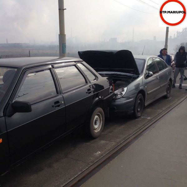 На мосту в Мариуполе столкнулись автомобили (ФОТО)